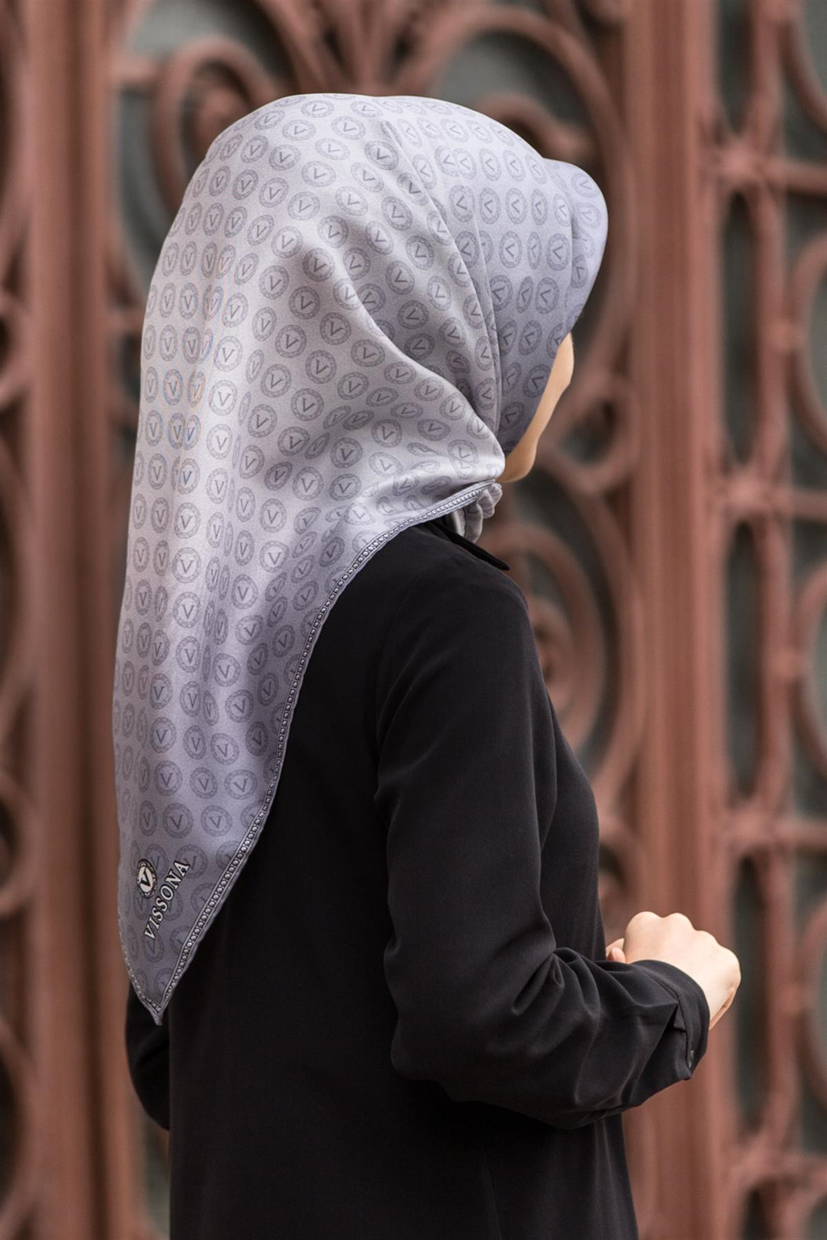 % 57 İPEK % 43 VİSKON Twill İpek Monogram Desenli Gümüş Renkli 90x90 Eşarp Dikim Şekli : El Dikişi