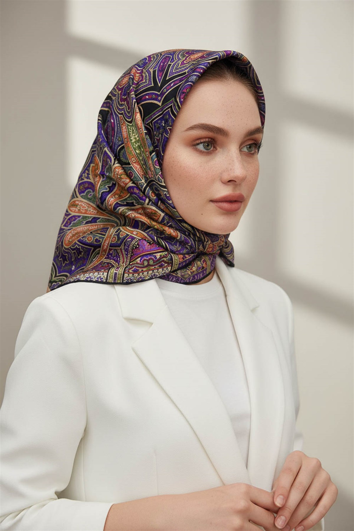 100% Twill İpek Etnik Desenli Siyah - Mor Renkli 90x90 Dikim Şekli : El Dikişi Eşarp