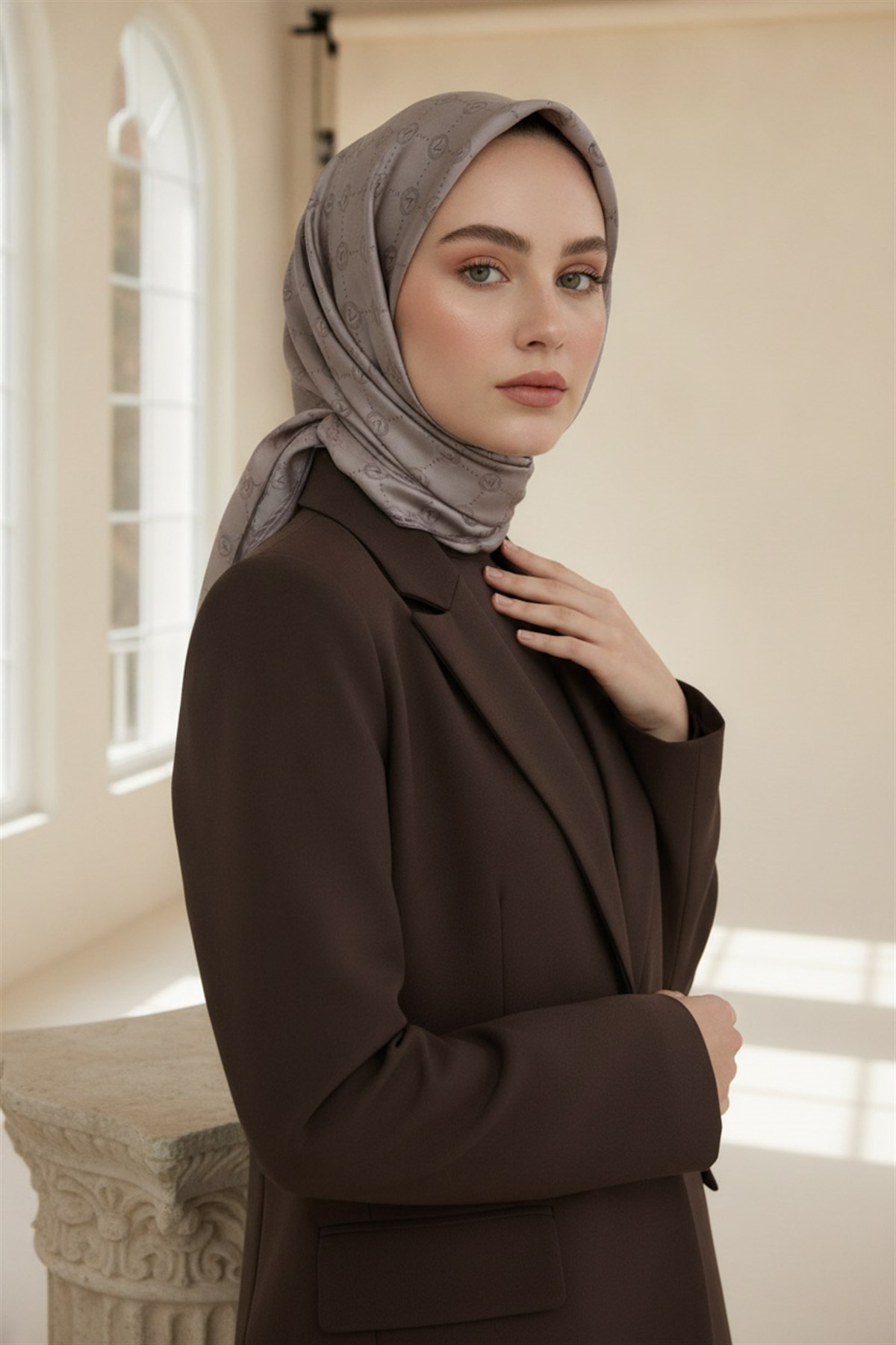 %100 Twill İpek Monogram Desenli Taş Renkli 90x90 Eşarp Dikim Şekli : El Dikişi
