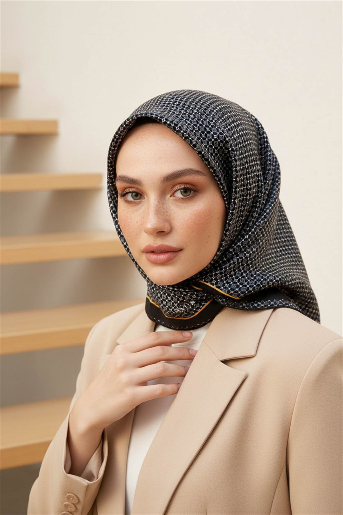 %100 Twill İpek Minik Motif Desenli Siyah - Siyah Renkli 90x90 Eşarp Dikim Şekli : El Dikişi