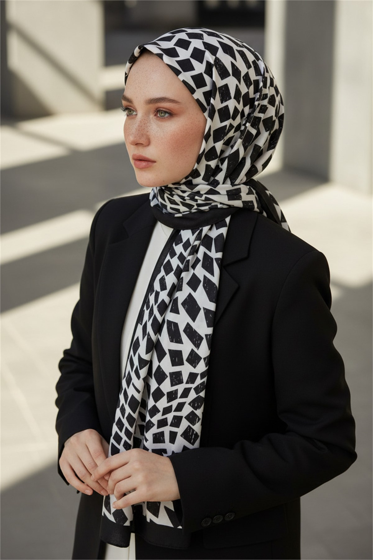 KREP GEOMETRİK DESENLİ SİYAH - BEYAZ RENKLİ 75X195 KIRIŞMAZ ŞAL