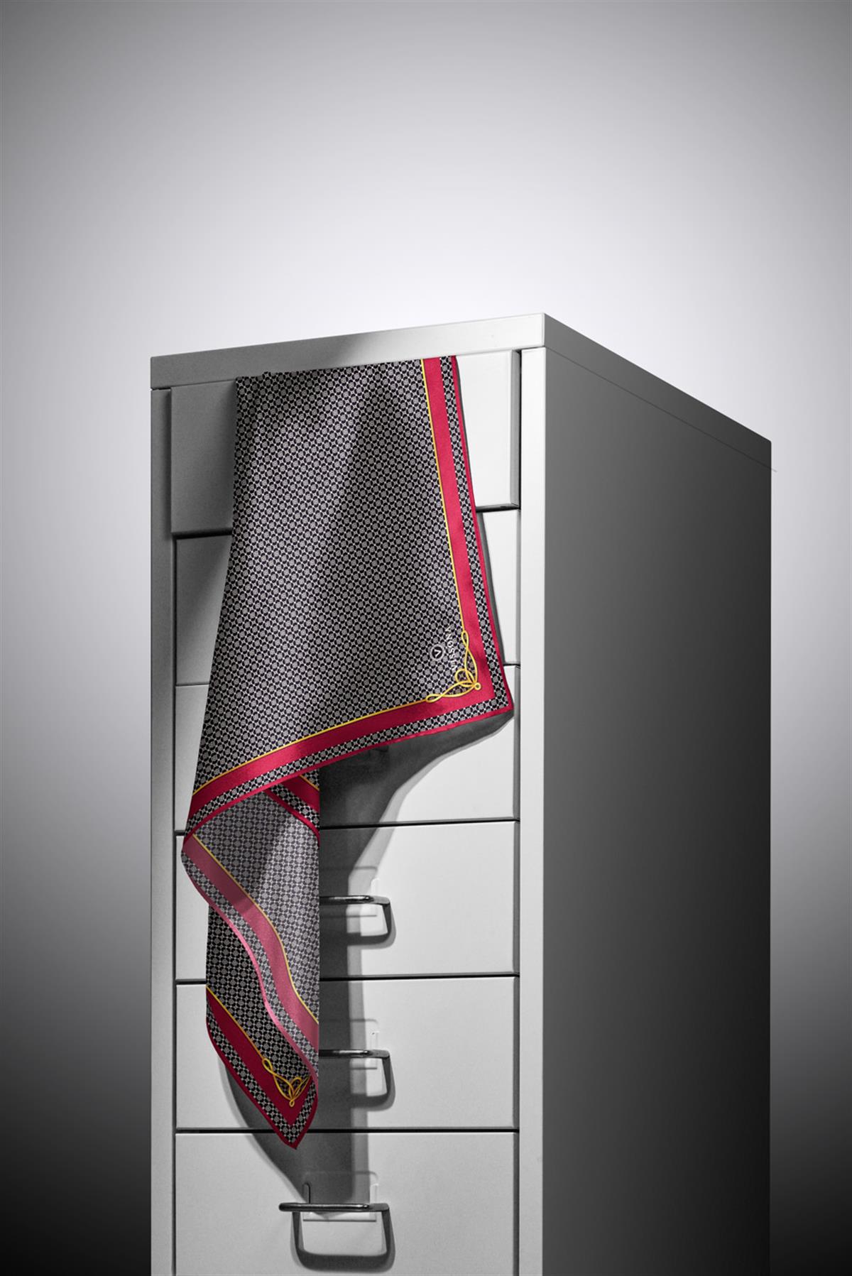 %100 Twill İpek Minik Motif Desenli Siyah - Bordo Renkli 90x90 Eşarp Dikim Şekli : El Dikişi