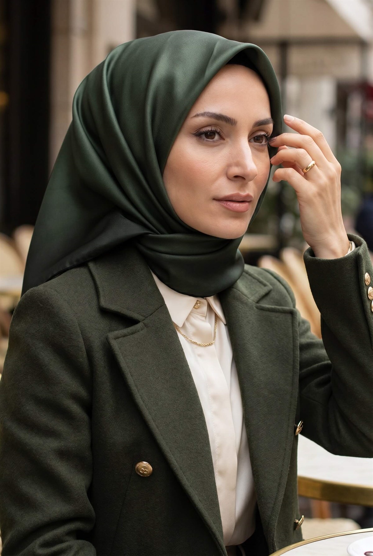 %100 Twill İpek Degrade Desenli Haki Renkli 90x90 Eşarp Dikim Şekli : El Dikişi