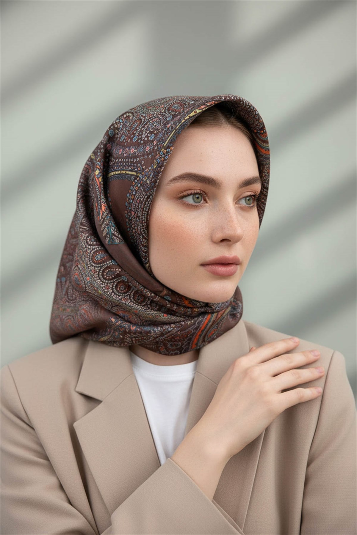 %100 Twill İpek Şal Desenli Kahverengi Renkli 90x90 Eşarp Dikim Şekli : El Dikişi