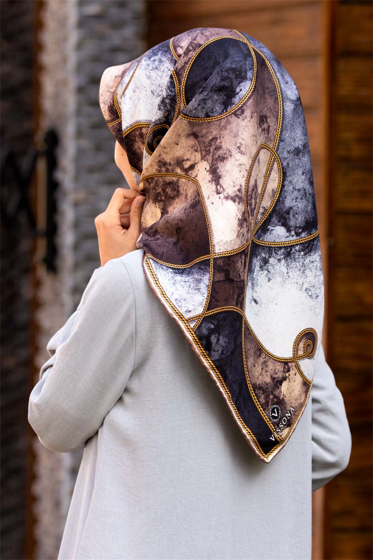 % 57 İPEK % 43 VİSKON Twill İpek Zincirli Mermer Desenli Bej - Gri Renkli 90x90 Eşarp Dikim Şekli : El Dikişi