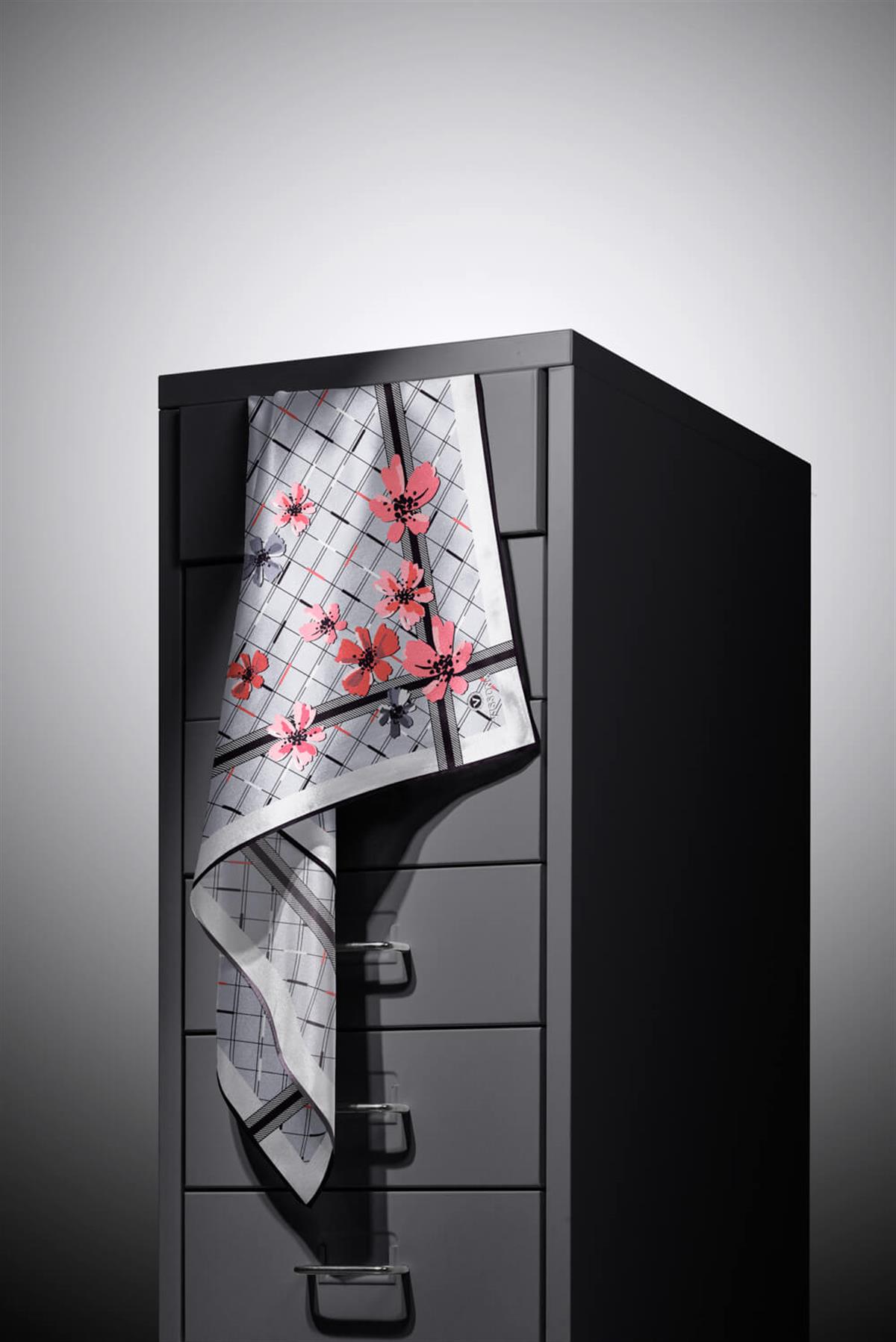 %100 Twill İpek Çıtır Çiçek Desenli Gümüş - Pembe Renkli 90x90 Eşarp Dikim Şekli : El Dikişi