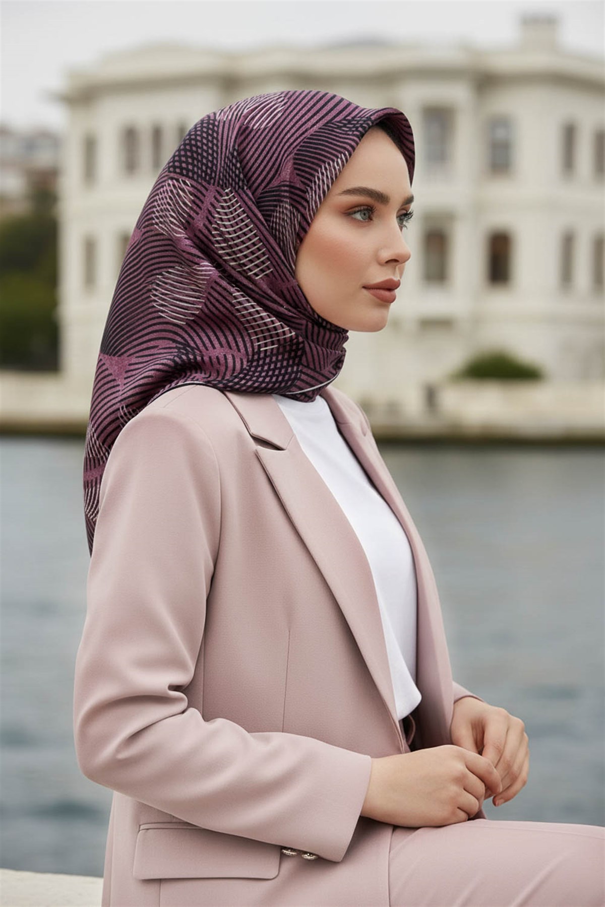 %100 Twill İpek Çizgili Çiçek Desenli Siyah - Gül Kurusu Renkli 90x90 Eşarp Dikim Şekli : El Dikişi
