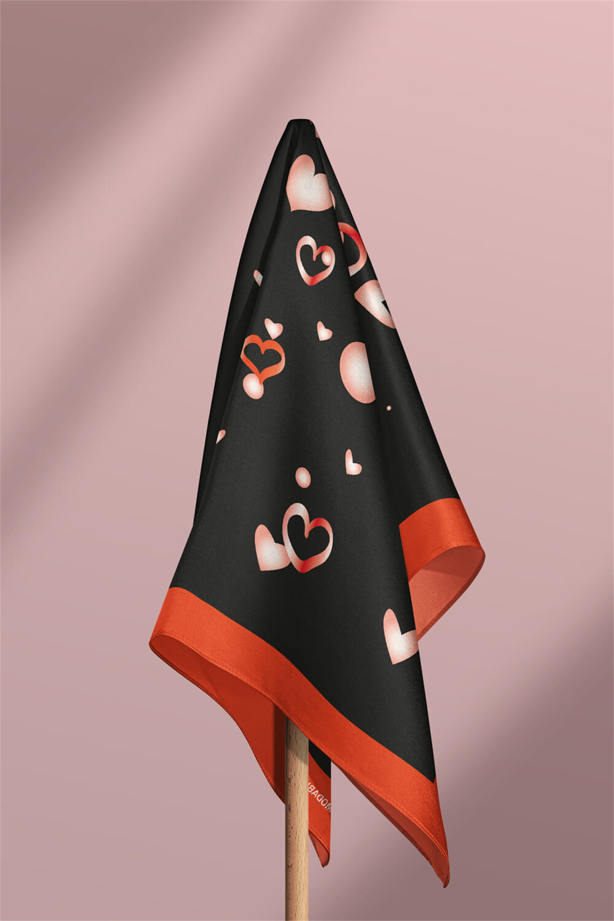 V18 Kadın Kalp Desenli Bandana 50x50 Siyah Kırmızı DG0450-22