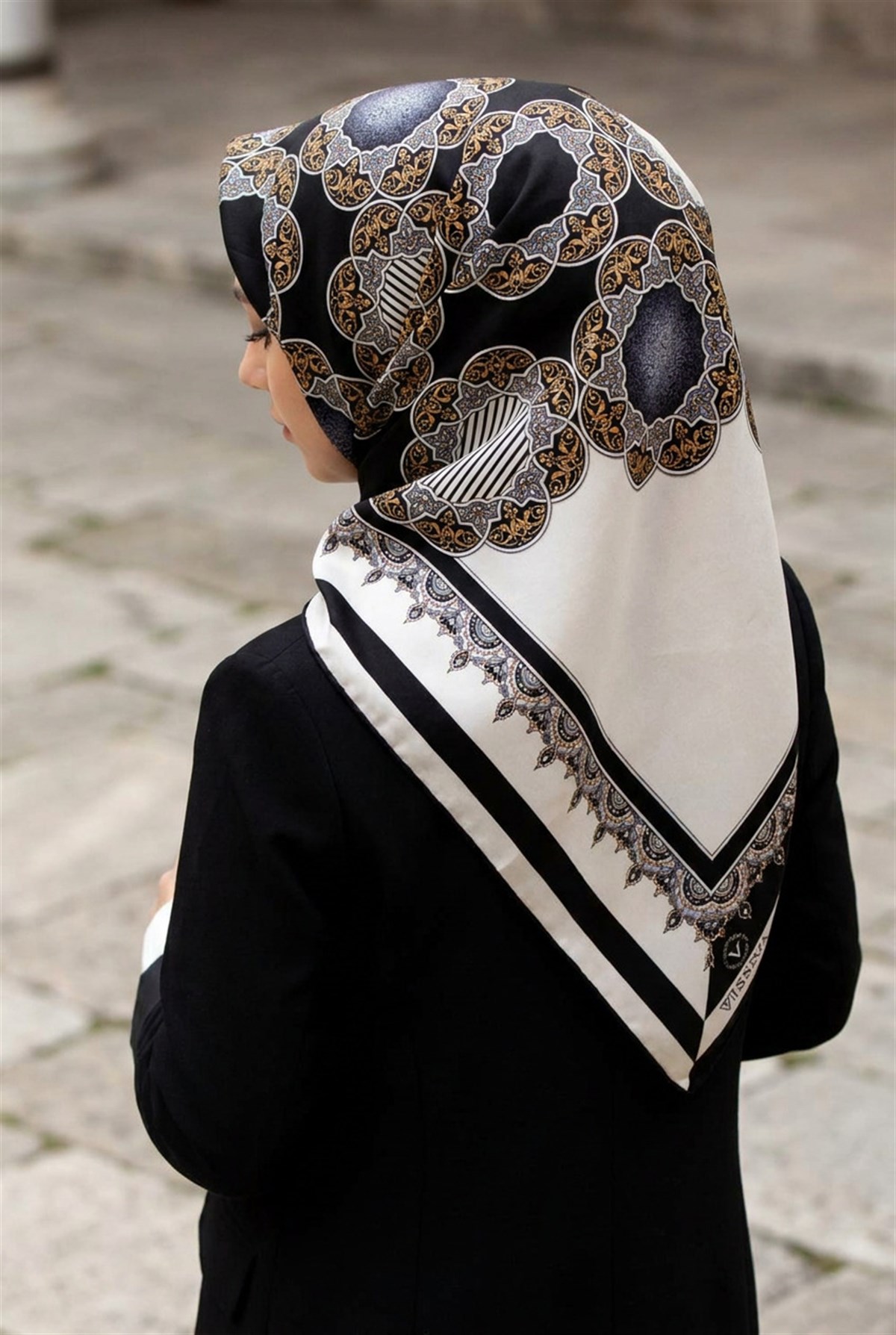 %100 Twill Türk Motifi  Desenli Siyah - Krem Renkli 90x90 Eşarp Dikim Şekli: El Dikişi