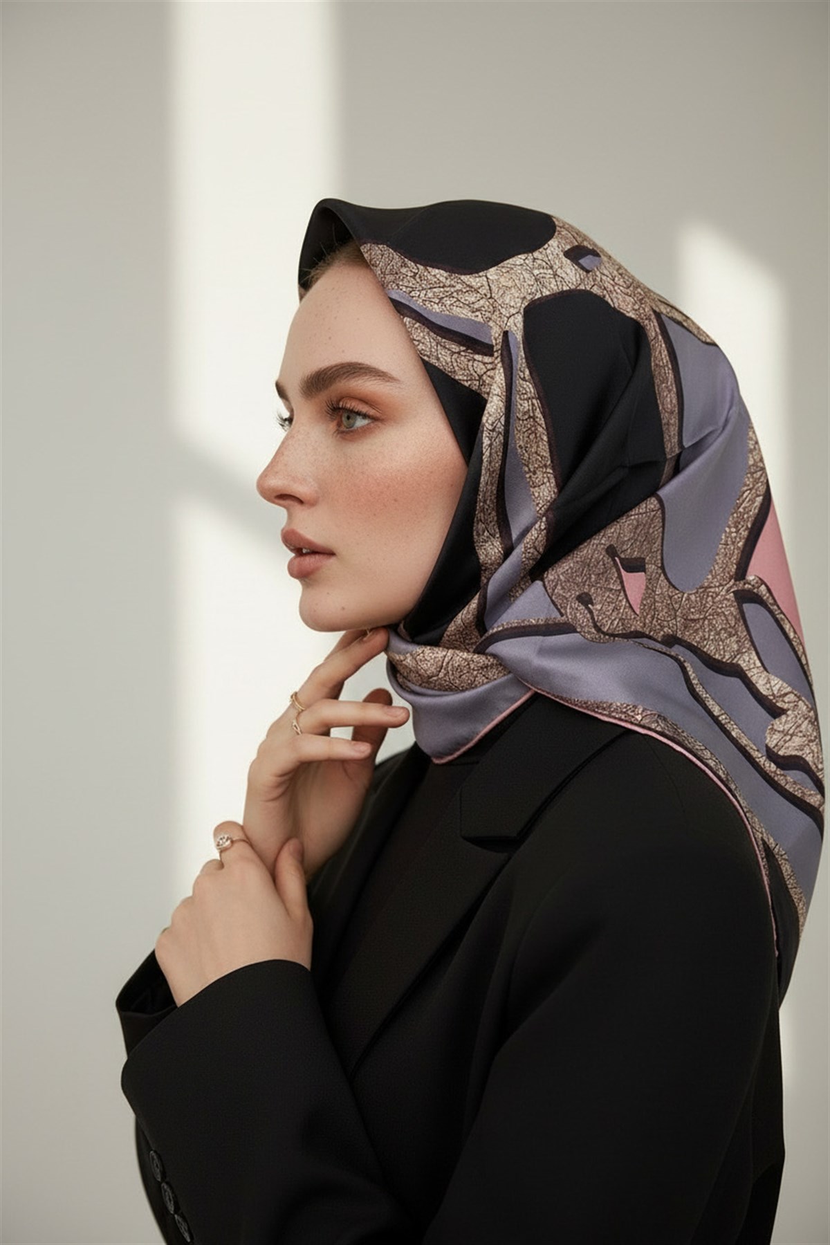 % 57 İPEK % 43 VİSKON Twill İpek Gold Efektli Geometrik Desenli Gri - Pudra Renkli 90x90 Eşarp Dikim Şekli : El Dikişi