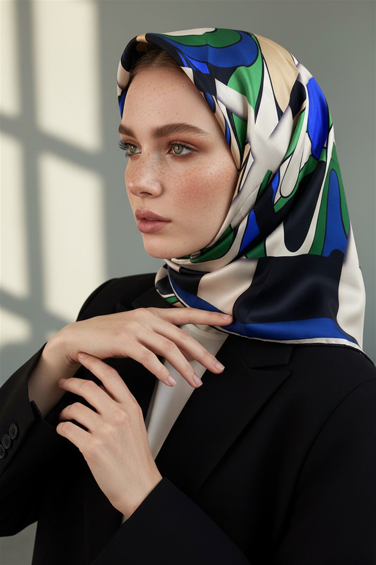 % 57 İPEK % 43 VİSKON Twill İpek Geometrik Desenli Saks - Zümrüt Yeşili Renkli 90x90 Dikim Şekli : El Dikişi Eşarp