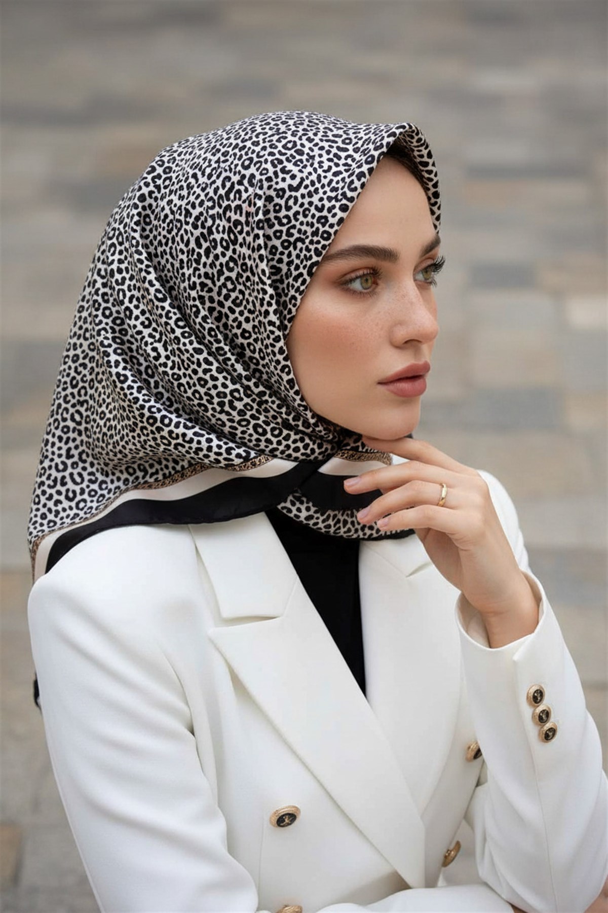 %100 Twill İpek Leopar Desenli Krem - Siyah Renkli 90x90 Eşarp Dikim Şekli : El Dikişi
