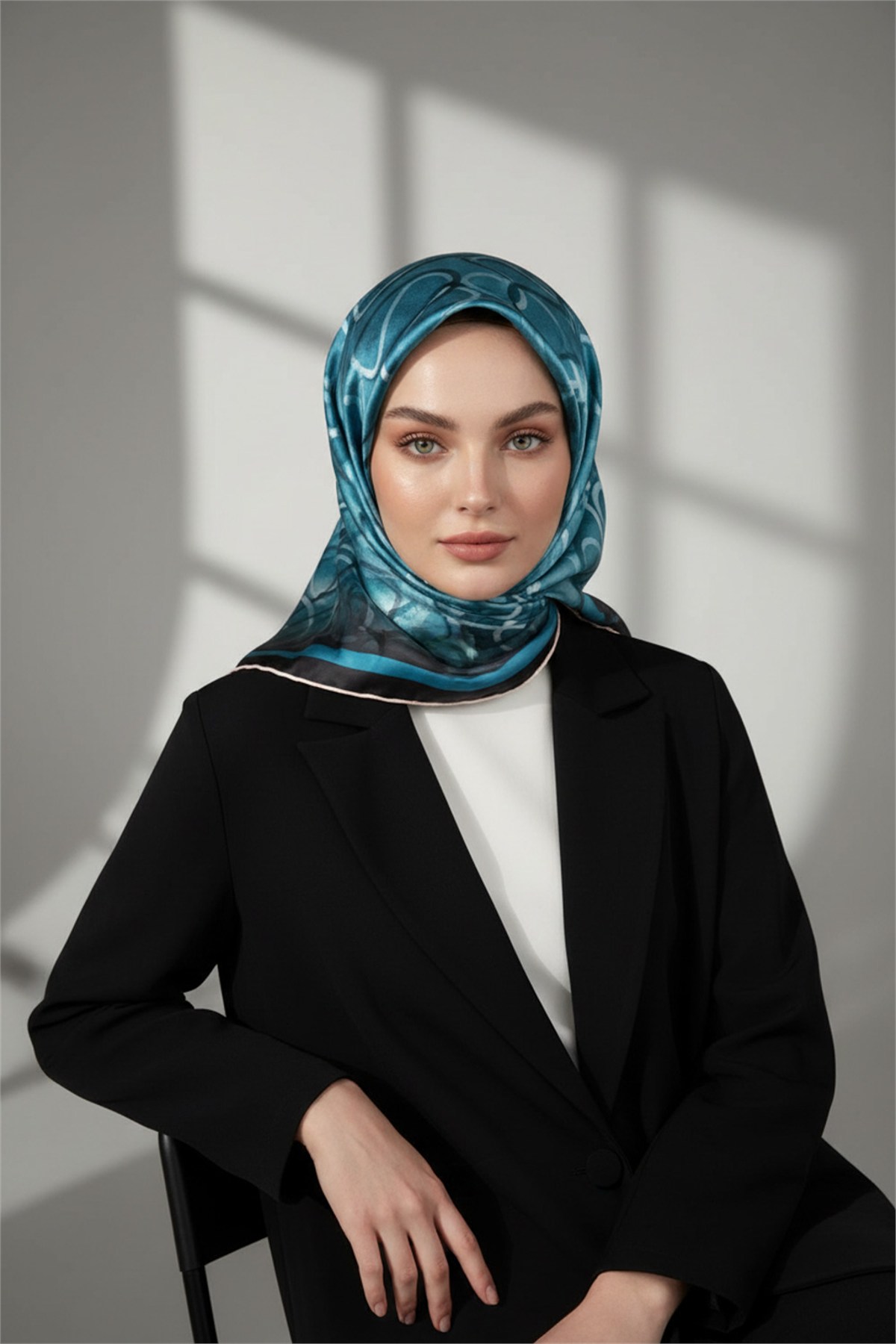 Kristal Geometrik Desenli Petrol Mavisi Renkli 90x90 Eşarp (İpek İçermez) Kenar Dikiş Şekli El Dikişli
