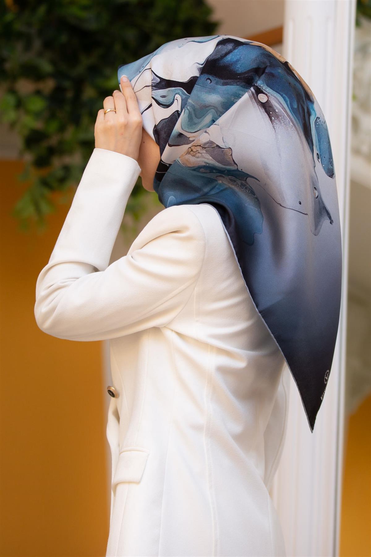 %100 Twill İpek Batik Çiçek Desenli Turkuaz - Gri Renkli 90x90 Eşarp Dikim Şekli : El Dikişi