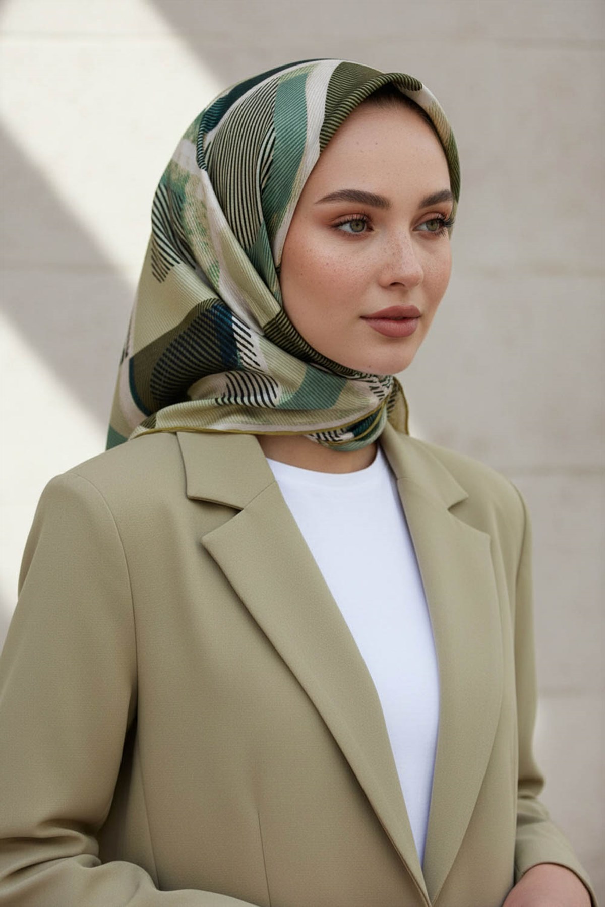 %100 Twill İpek Geometri Desenli Küf Yeşili - Krem Renkli 90x90 Eşarp Kenar Dikiş Şekli El Dikişli