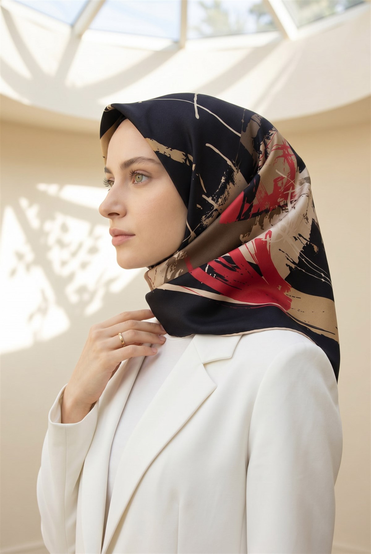 %57 İPEK %43 VİSKON Twill İpek Geometrik Desenli Siyah - Kırmızı Renkli 90x90 Eşarp Dikim Şekli : El Dikişi