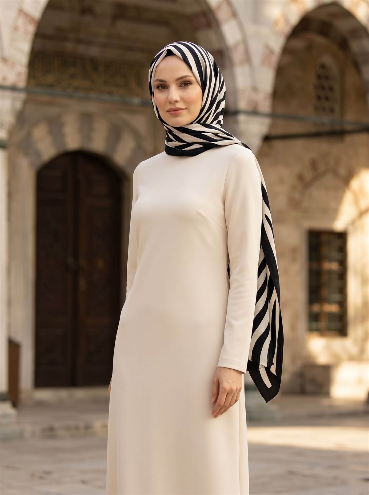 KREP KIRIŞMAZ ŞAL ZEBRA DESENLİ SİYAH - BEYAZ RENKLİ 75X195