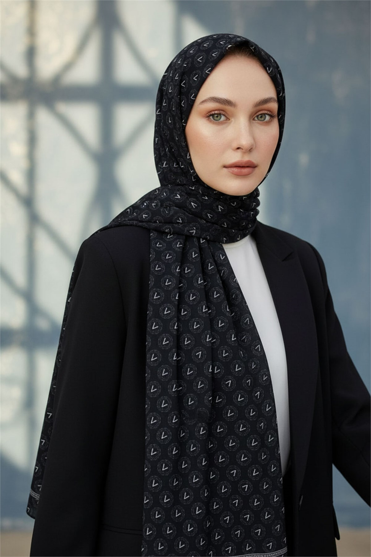 KREP MONOGRAM DESENLİ SİYAH - GRİ RENKLİ 75X195 KIRIŞMAZ ŞAL