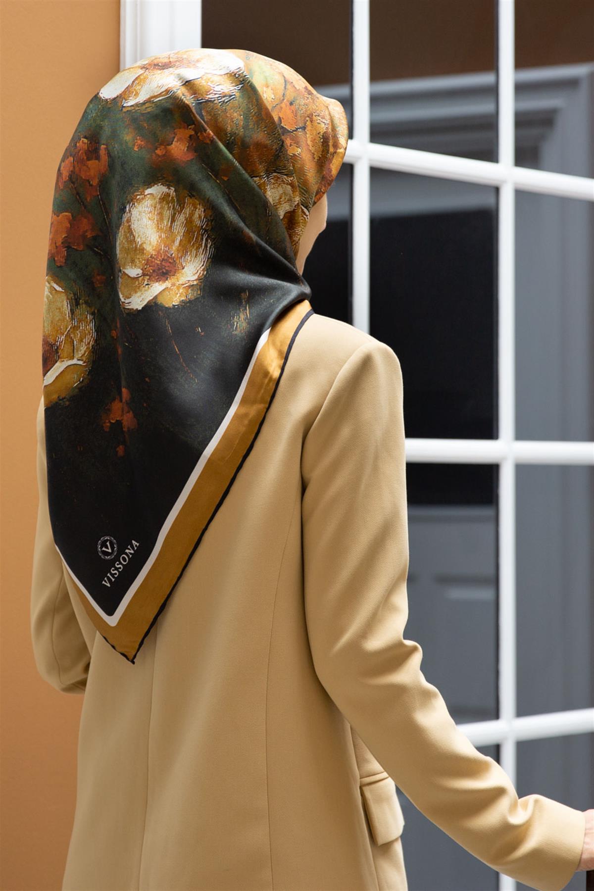 %100 Twill İpek Yağlı Boya Çiçek Desenli Bej - Haki Renkli 90x90 Eşarp Dikim Şekli : El Dikişi
