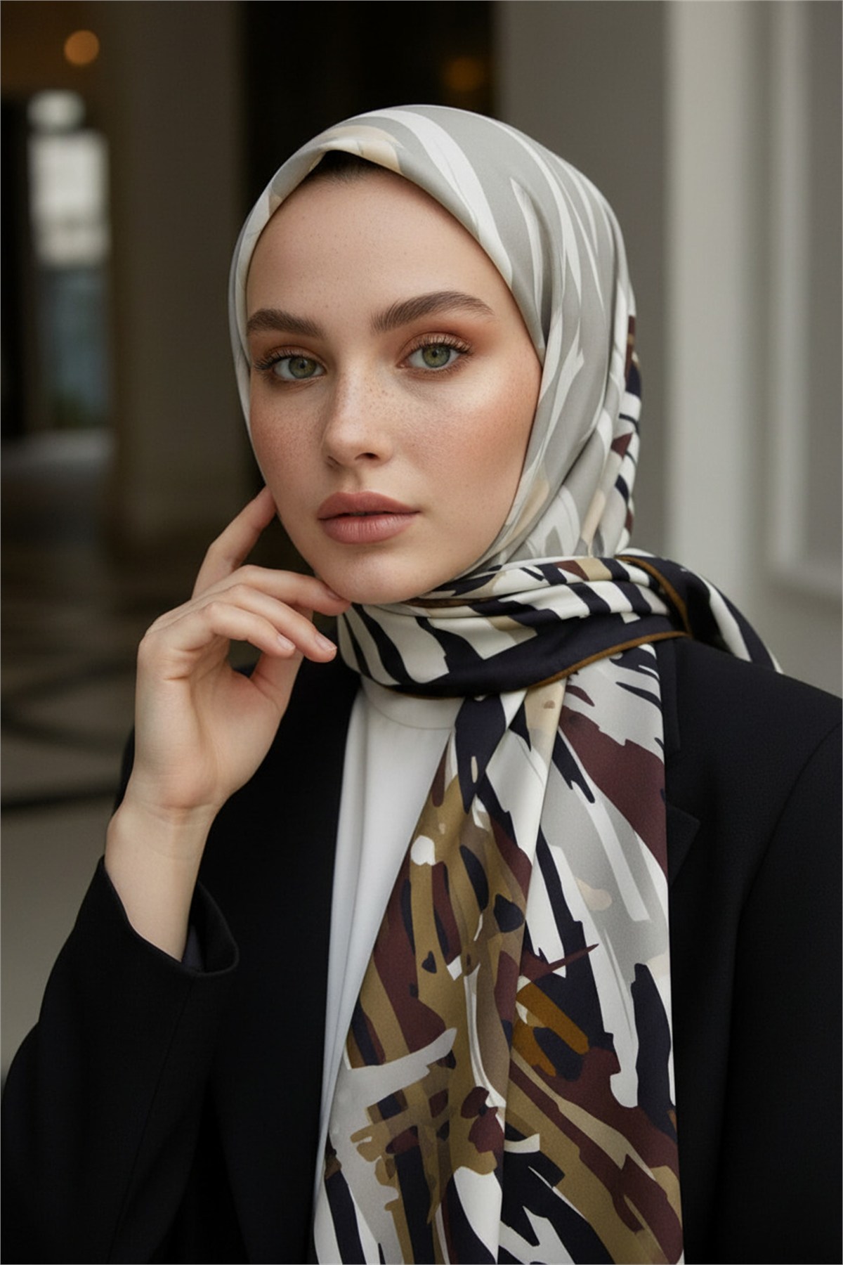 KREP ZEBRA VE ÇİÇEK DESENLİ KAHVERENGİ RENKLİ 75X195 KIRIŞMAZ ŞAL