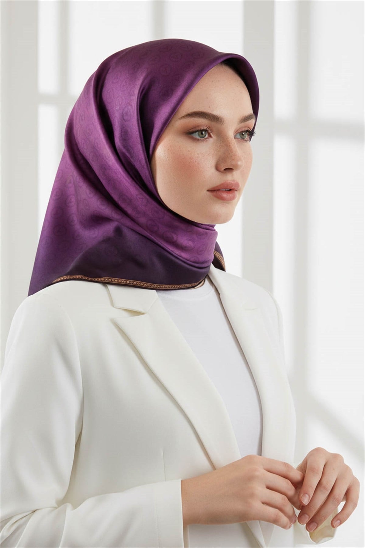 Rayon Degra Desenli Mürdüm Renkli 90x90 Dikim Şekli : El Dikişi Eşarp (İpek İçermez) Kenar Dikiş Şekli El Dikişli