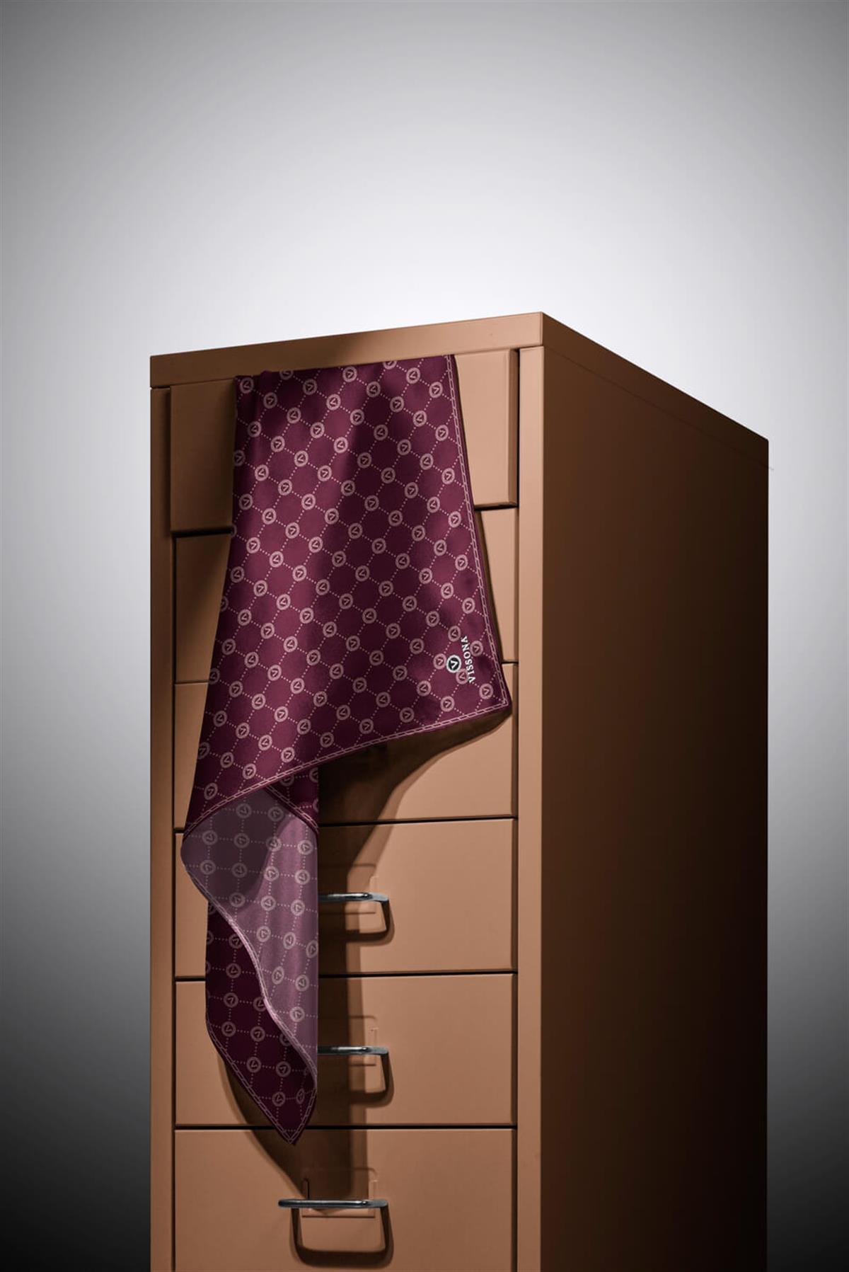 %100 Twill İpek Monogram Desenli Şarabi Renkli 90x90 Eşarp Dikim Şekli : El Dikişi