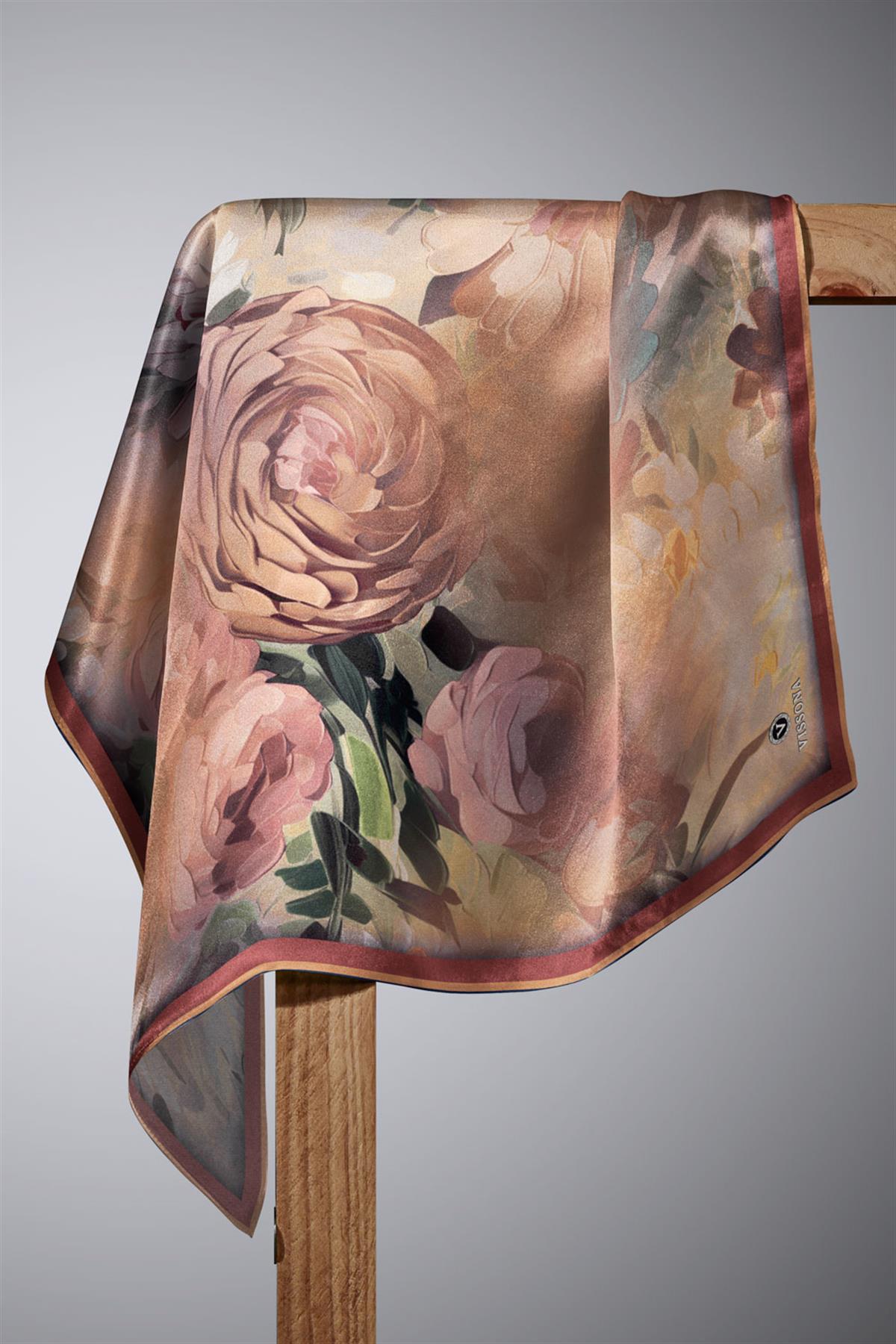 %100 Twill İpek Dumanlı Çiçek Desenli Taba Renkli 90x90 Eşarp Kenar Dikiş Şekli El Dikişli