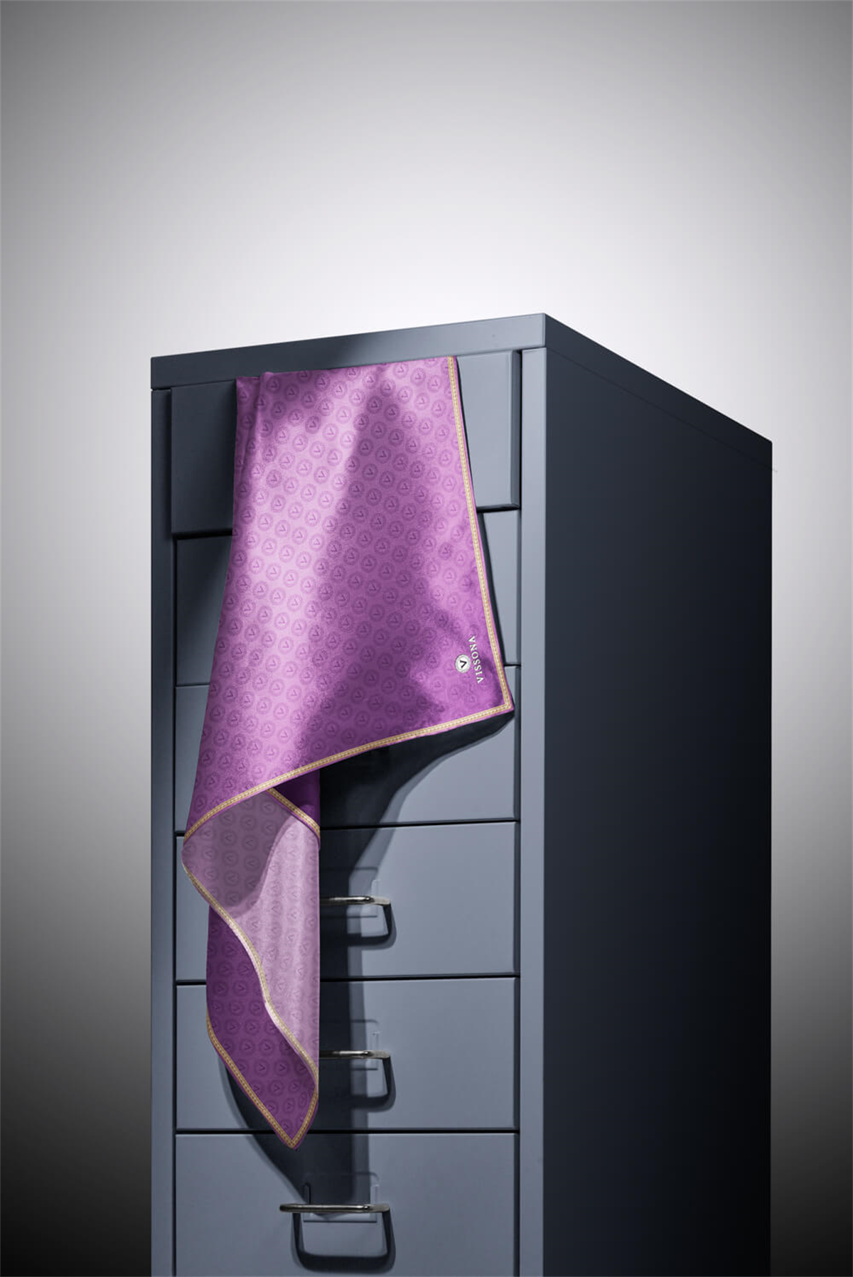 %100 Twill İpek Monogram Desenli Mor Renkli 90x90 Eşarp Dikim Şekli : El Dikişi