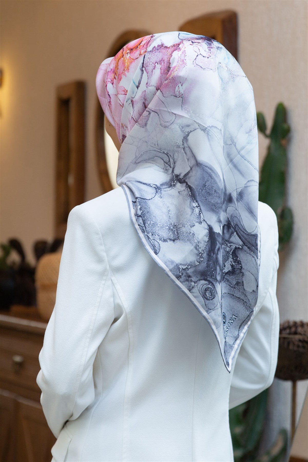 %100 Twill İpek Duman Desenli Gri Renkli 90x90 Eşarp Dikim Şekli : El Dikişi