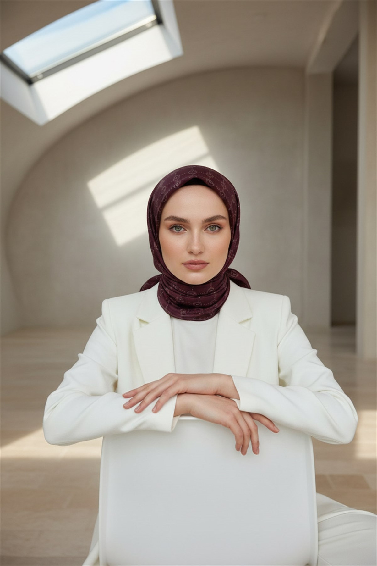 %100 Twill İpek Monogram Desenli Şarabi Renkli 90x90 Eşarp Dikim Şekli : El Dikişi