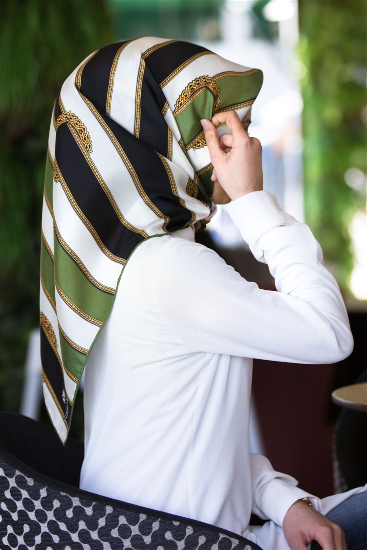 %100 Twill İpek Kemer Desenli Siyah - Haki Renkli 90x90 Eşarp Dikim Şekli : El Dikişi