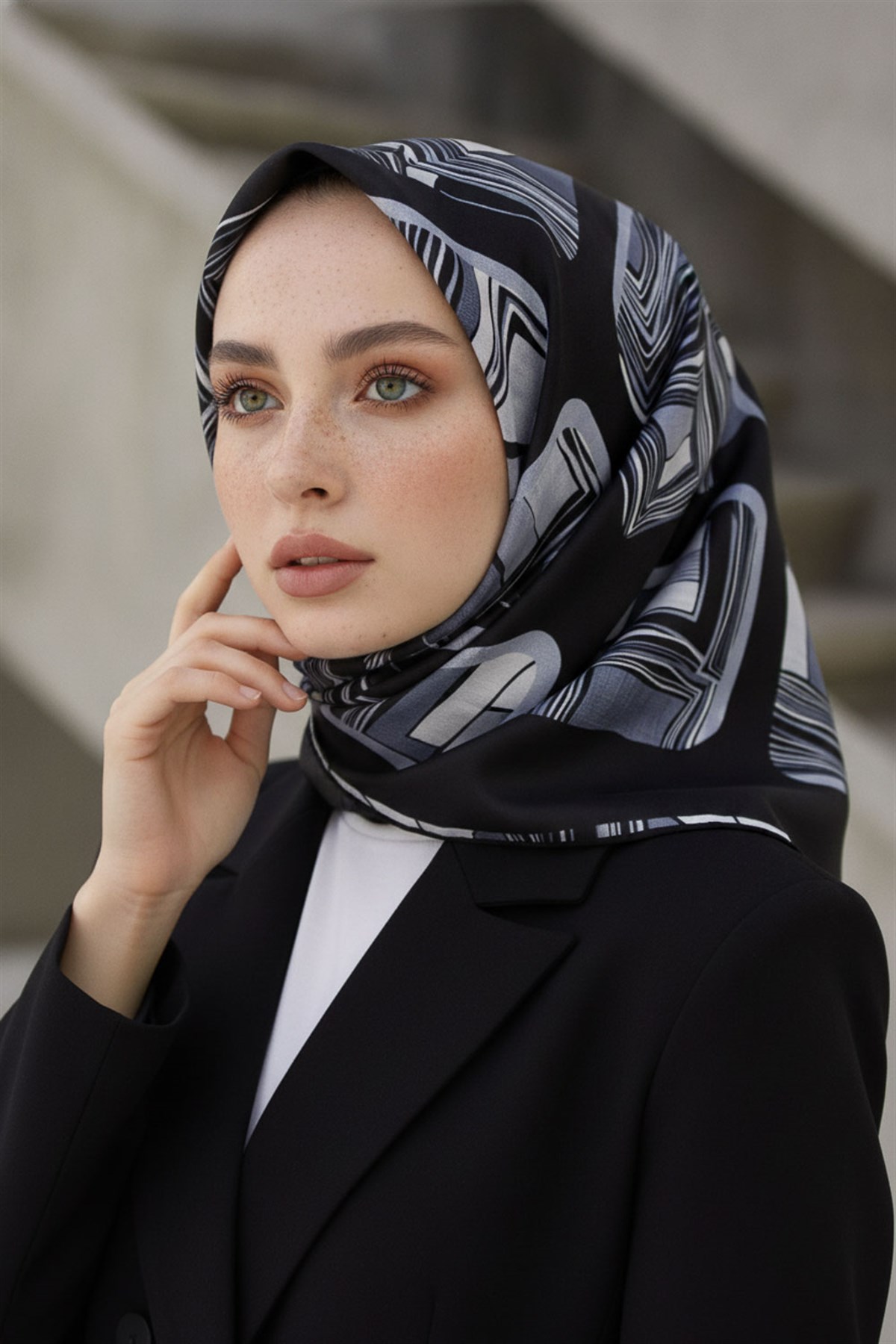 %100 Twill İpek Geometrik Kare Desenli Siyah - Beyaz Renkli 90x90 Eşarp Dikim Şekli : El Dikişi