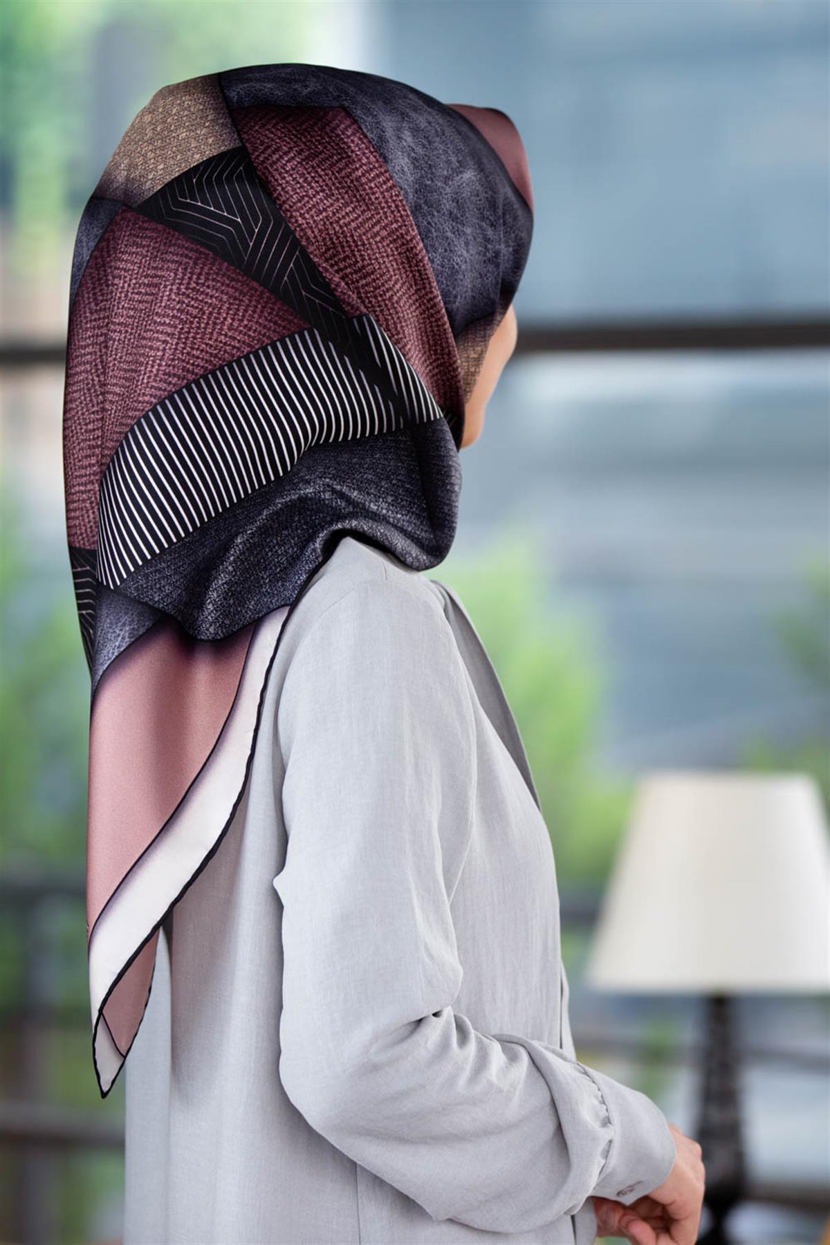 %100 Twill İpek Dokulu ve Geometrik Desenli Pudra - Gri Renkli 90x90 Eşarp Dikim Şekli : El Dikişi