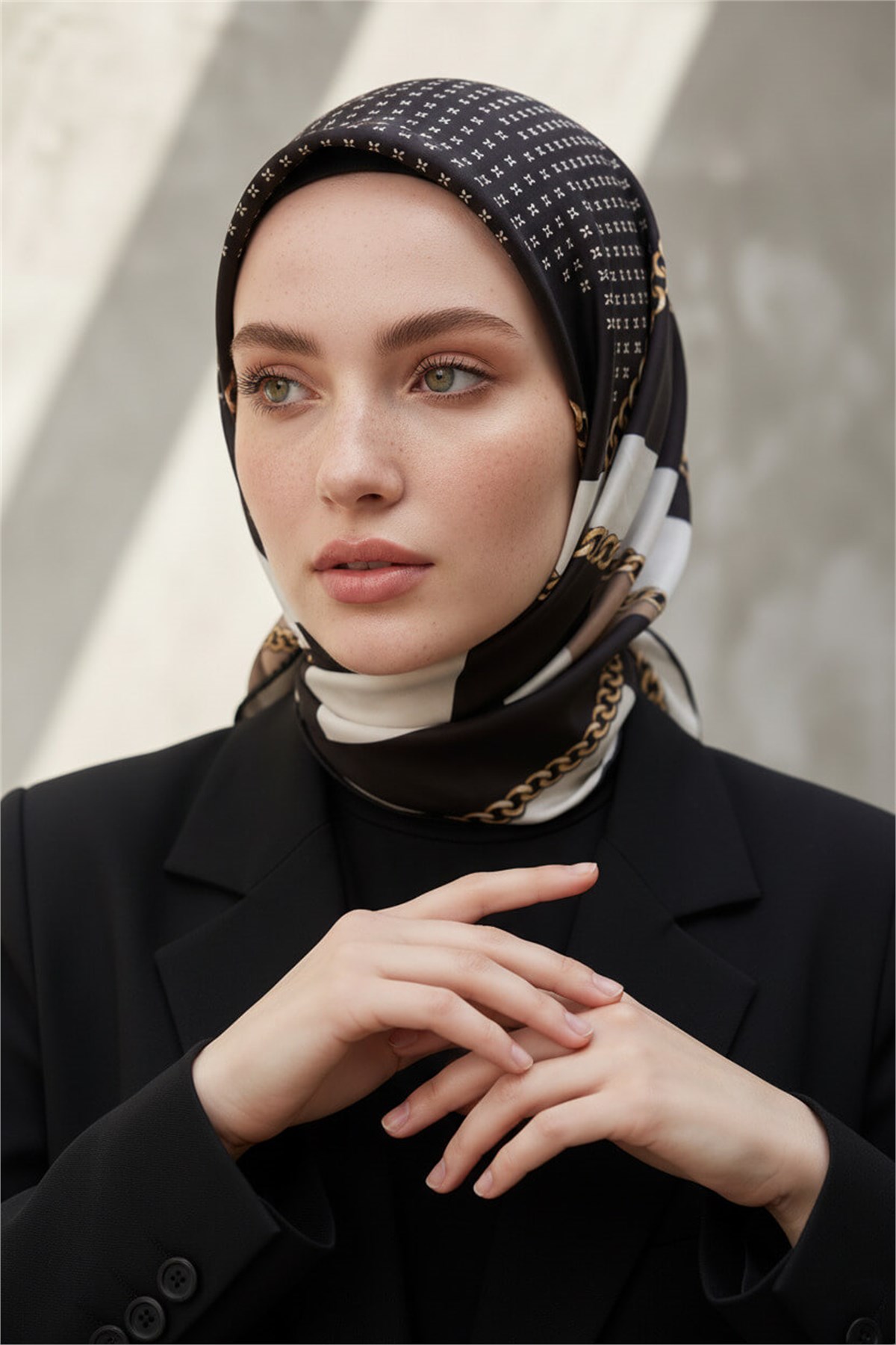 %100 Twill İpek Geometrik Desenli Siyah - Krem Renkli 90x90 Eşarp Dikim Şekli : El Dikişi