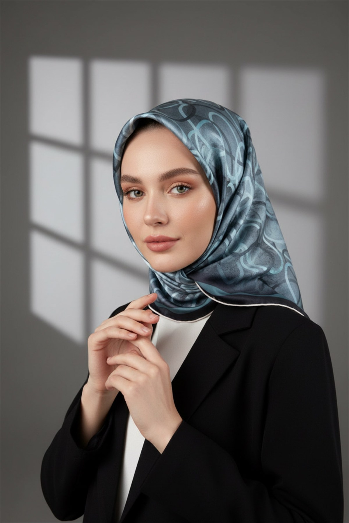 Kristal Geometrik Desenli Petrol Yeşili Renkli 90x90 Eşarp (İpek İçermez) Kenar Dikiş Şekli El Dikişli