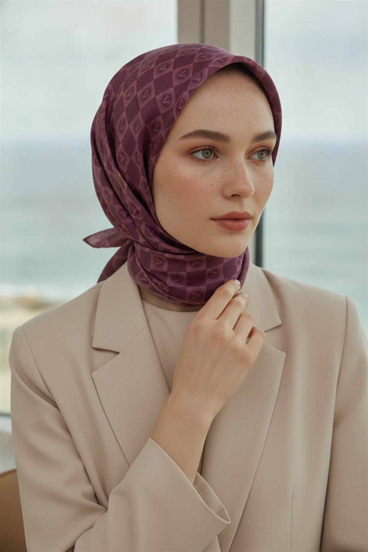 %100 Twill İpek Monogram Desenli Gül Kurusu Renkli 90x90 Eşarp Dikim Şekli : El Dikişi