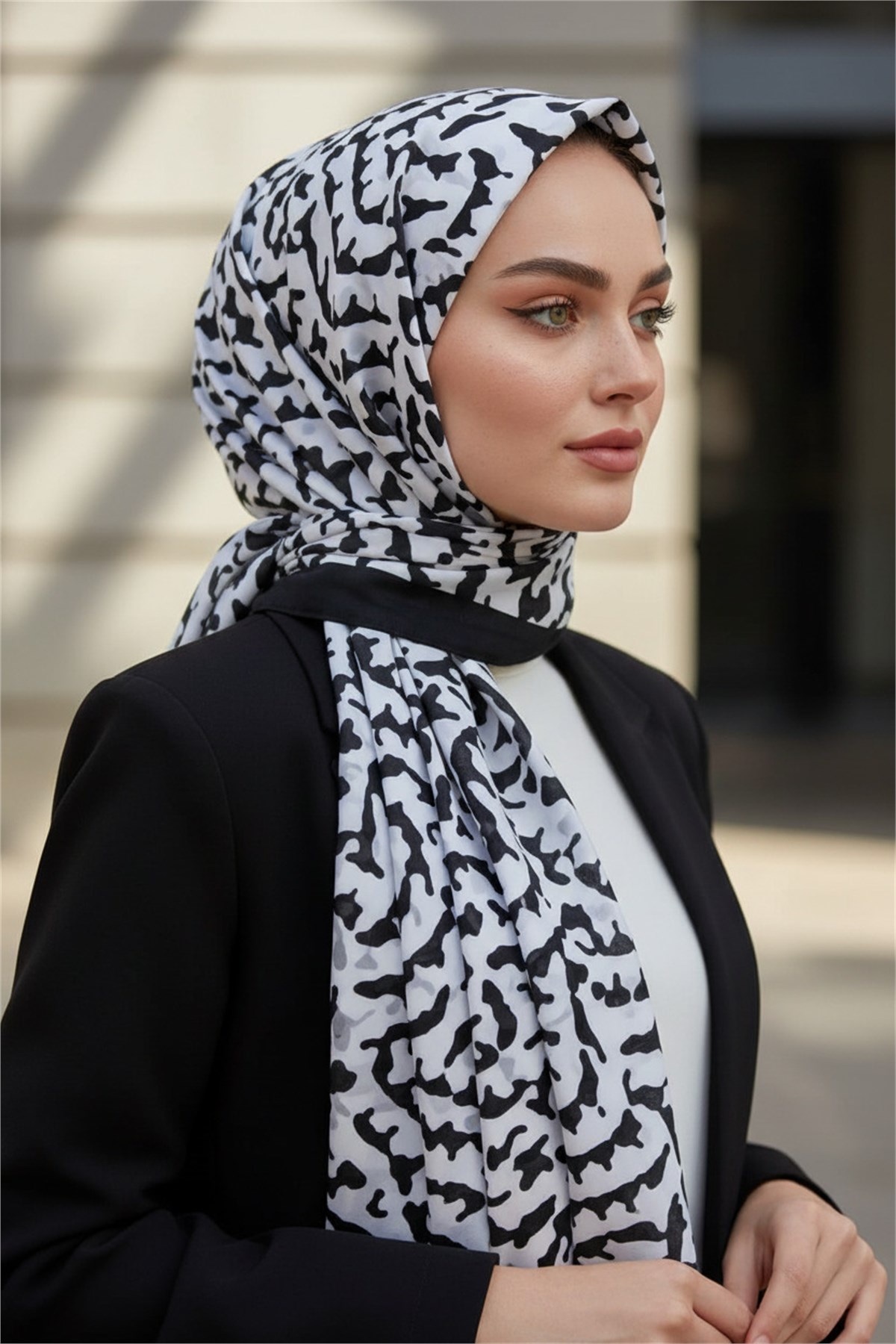 KREP GEOMETRİK DESENLİ SİYAH - BEYAZ RENKLİ 75X195 KIRIŞMAZ ŞAL