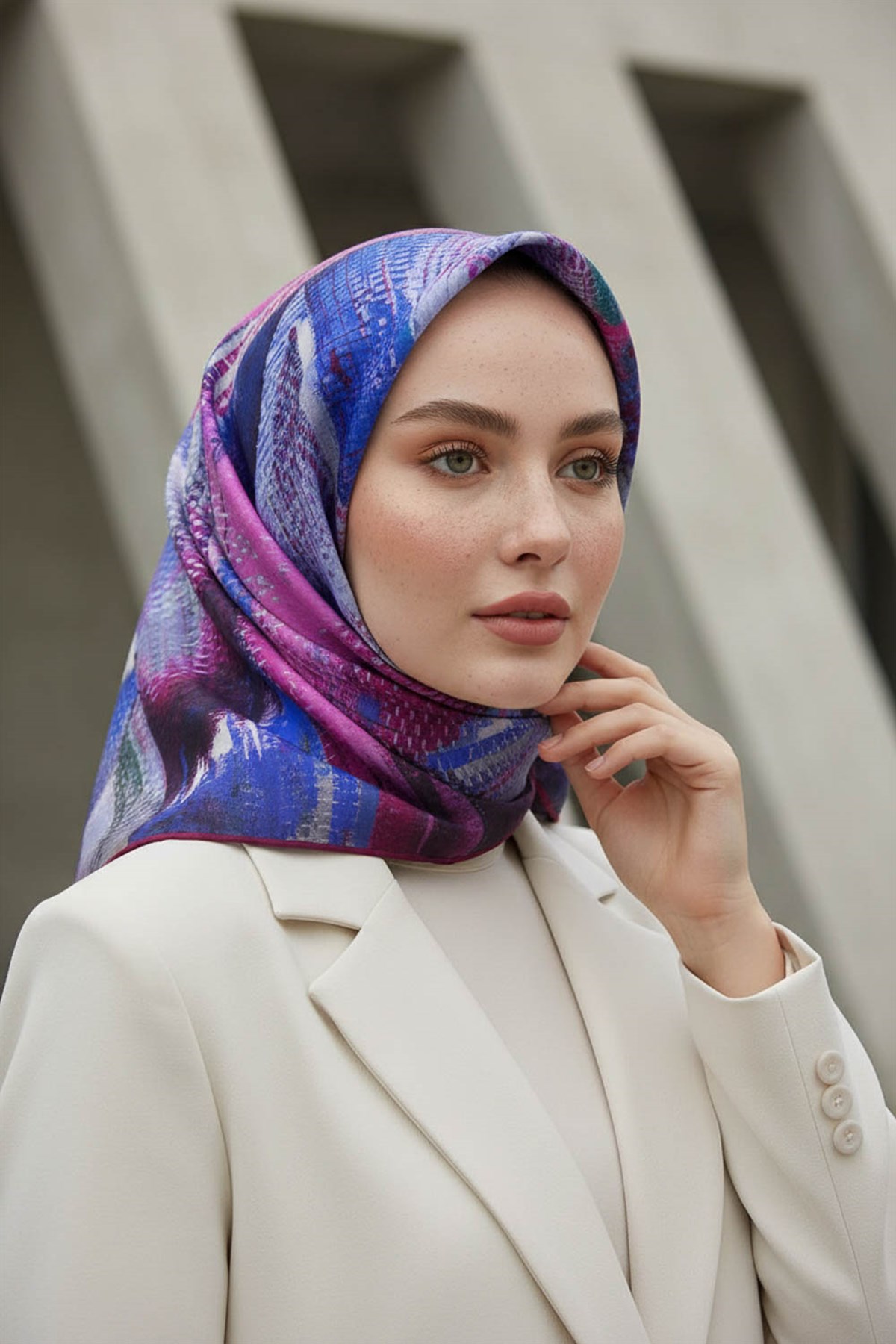 %100 Twill İpek Efektli ve Geometrik Desenli Mürdüm - Saks Renkli 90x90 Eşarp Dikim Şekli : El Dikişi