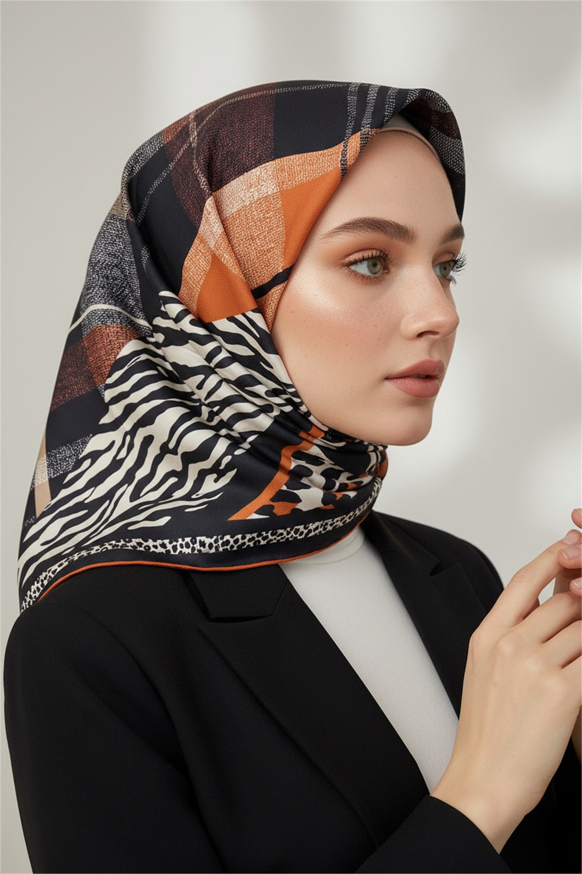 %100 Twill İpek Ekoseli Ve Leopar Desenli Siyah - Taba Renkli 90x90 Eşarp Dikim Şekli : El Dikişi