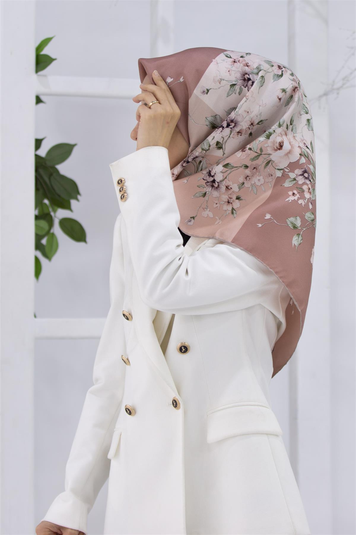 %100 Twill İpek Geometrik Ve Çiçek Desenli Krem - Soğan Kabuğu Renkli 90x90 Eşarp Dikim Şekli : El Dikişi