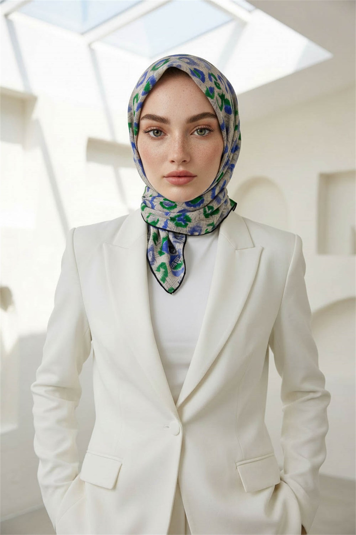 %100 Twill İpek Renkli Leopari Desenli Saks Mavisi - Zümrüt Yeşili Renkli 90x90 Eşarp Kenar Dikiş Şekli El Dikişli