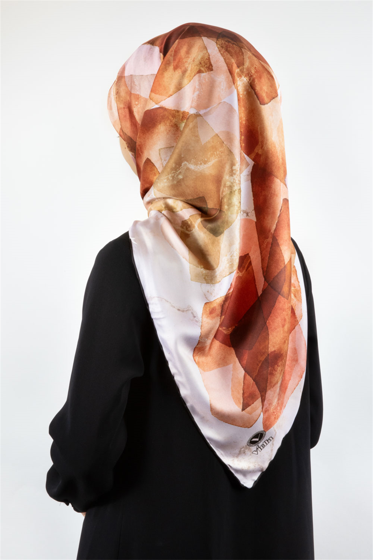 Twill Mermer Efektli Geometrik Desenli Taba - Gold Renkli 90x90 Eşarp (İpek İçermez) Dikim Şekli : El Dikişi