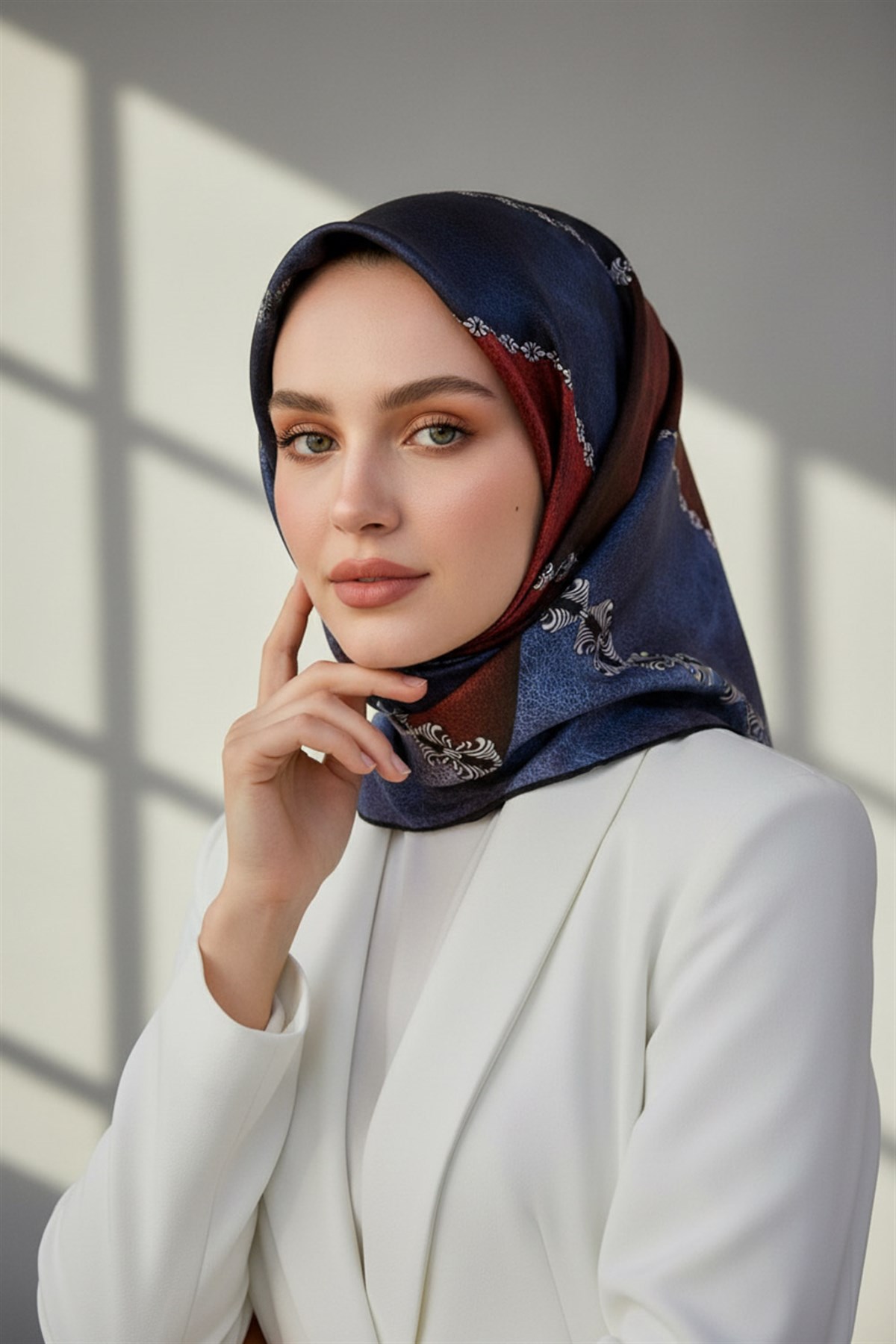 %100 Twill İpek Geometrik Desenli İndigo - Bordo Renkli 90x90 Eşarp Dikim Şekli : El Dikişi