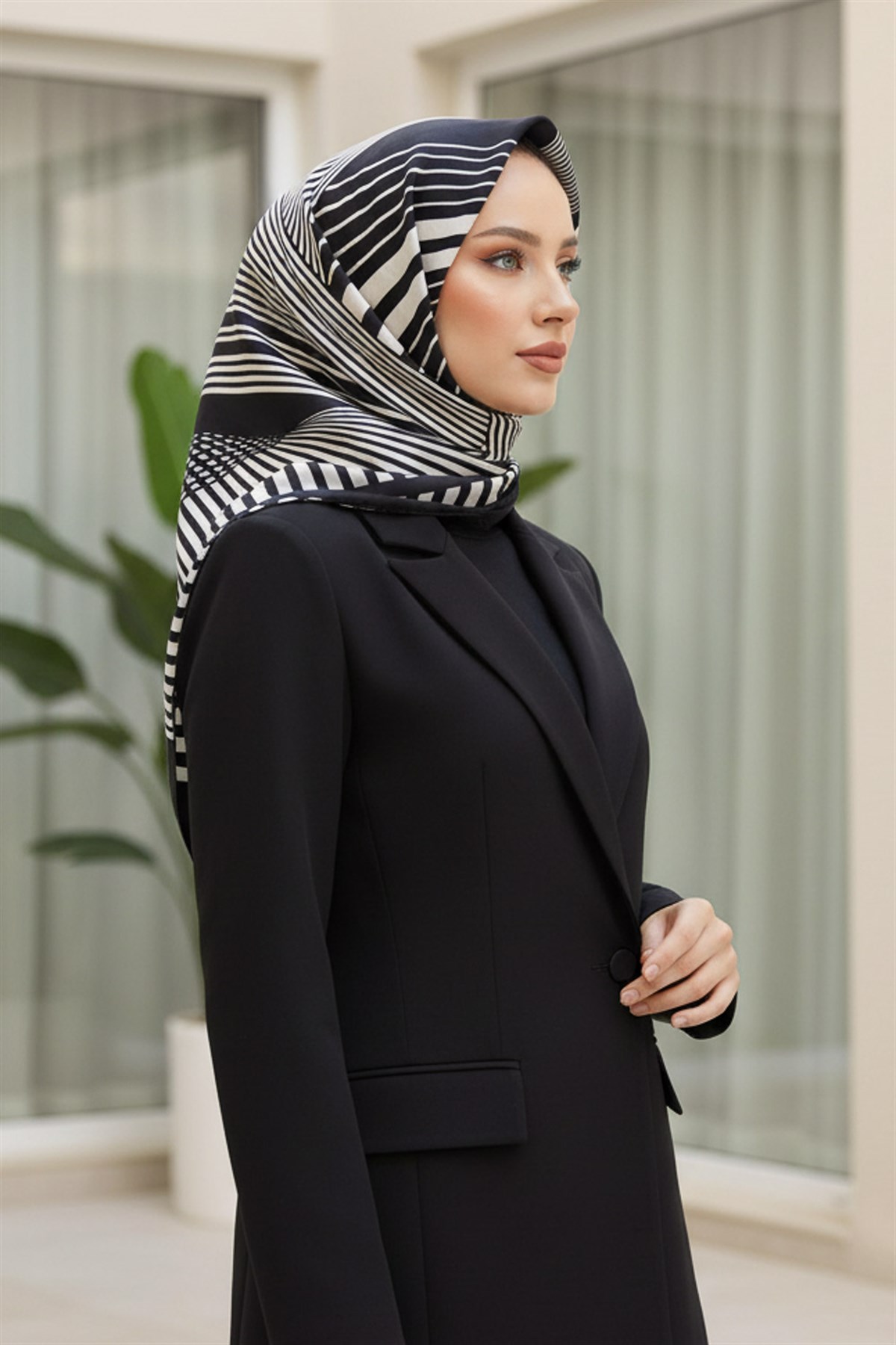 %100 Twill İpek Çizgili Desenli Siyah - Krem Renkli 90x90 Eşarp Dikim Şekli : El Dikişi