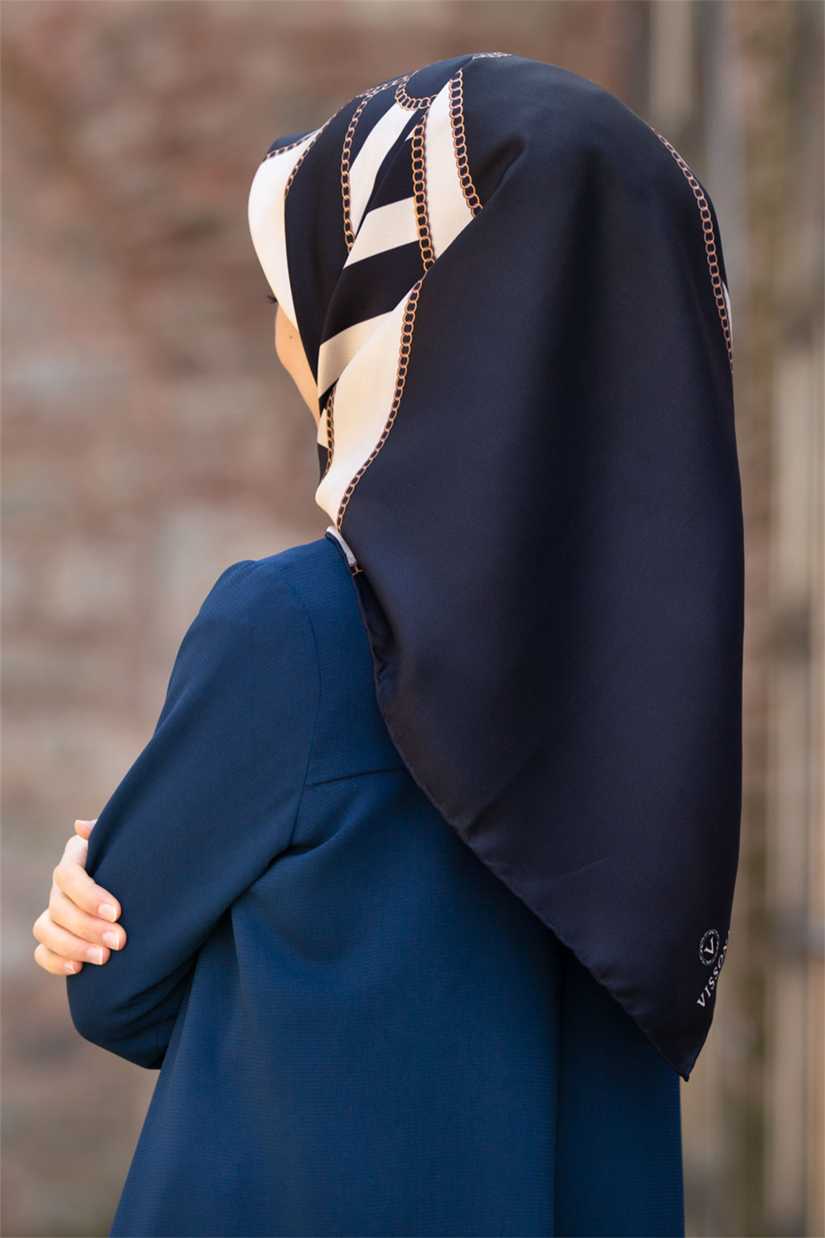 %100 Twill İpek Zincirli Çizgi Desenli Lacivert - Krem Renkli 90x90 Eşarp Dikim Şekli : El Dikişi