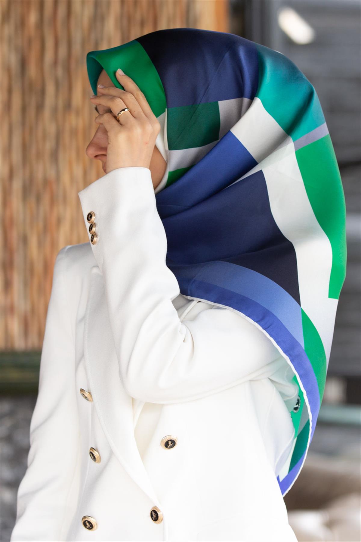 %100 Twill İpek Geometrik Desenli Zümrüt Yeşili - Saks Renkli 90x90 Eşarp Dikim Şekli : El Dikişi