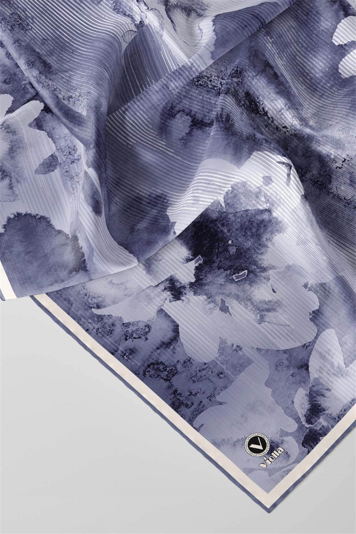 Twill Batik Desenli Bebe Mavisi Renkli 90x90 Eşarp (İpek İçermez) Dikim Şekli : El Dikişi