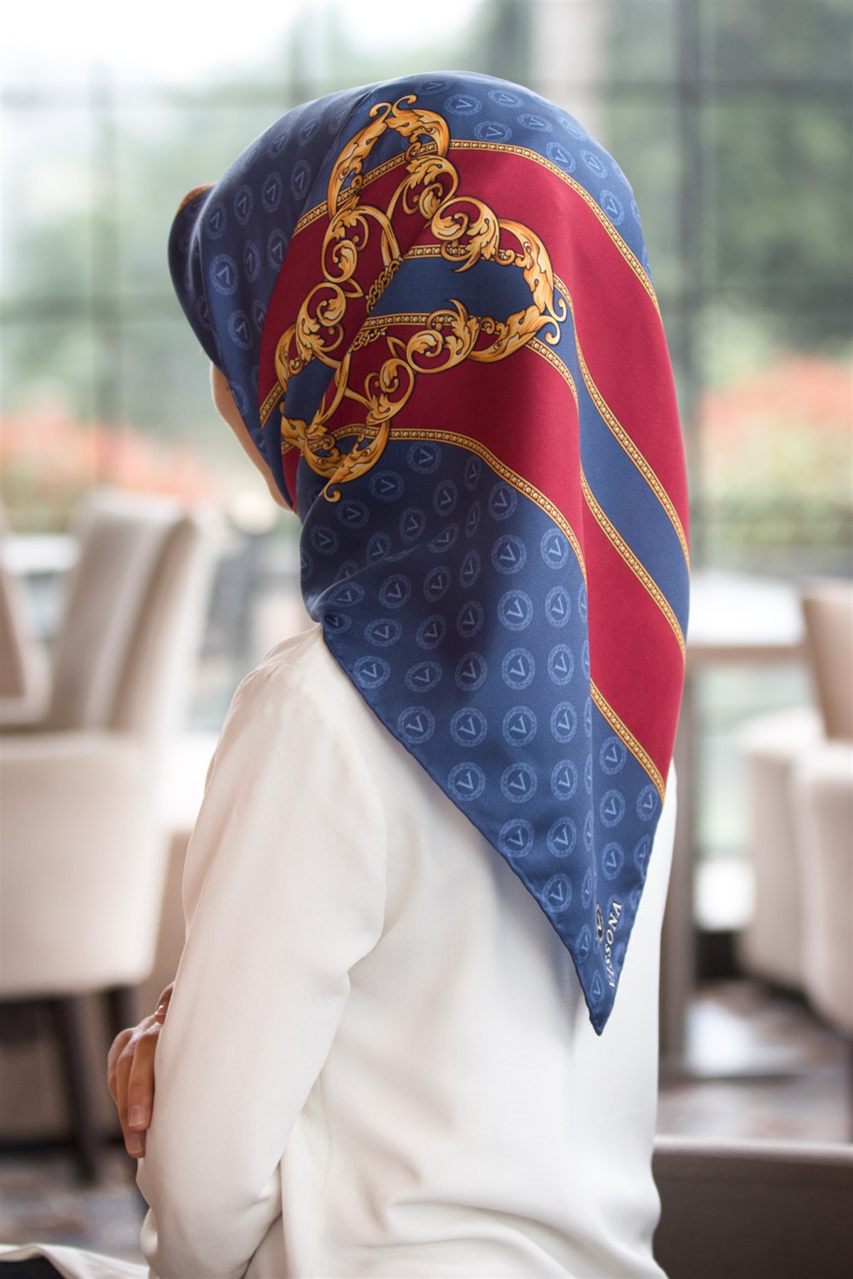 %100 Twill İpek Monogramlı Ve Barok Desenli İndigo - Bordo Renkli 90x90 Eşarp Dikim Şekli : El Dikişi