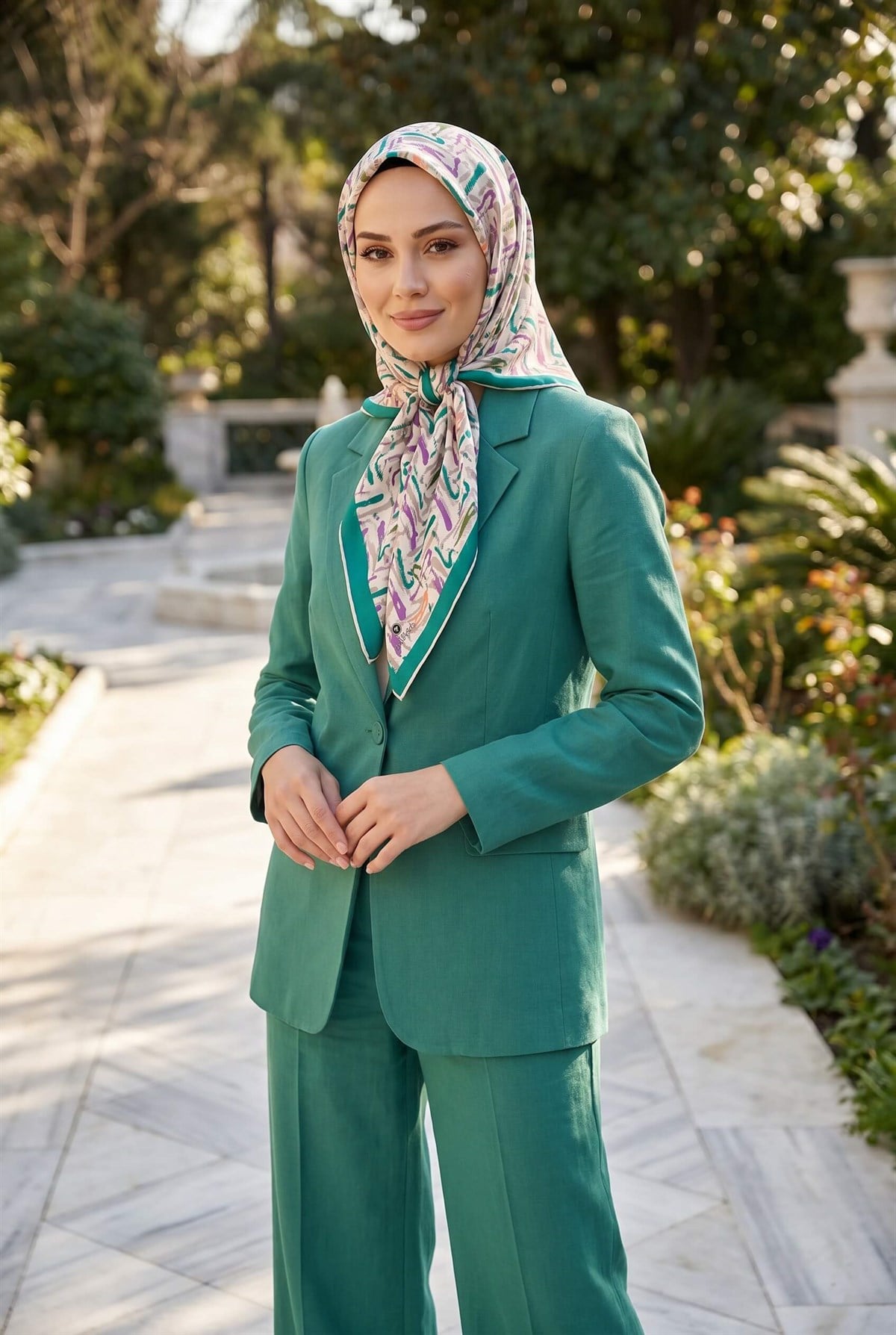 %100 Twill İpek Geometrik Desenli Petrol Yeşili - Mürdüm Renkli 90x90 Eşarp Dikim Şekli : El Dikişi