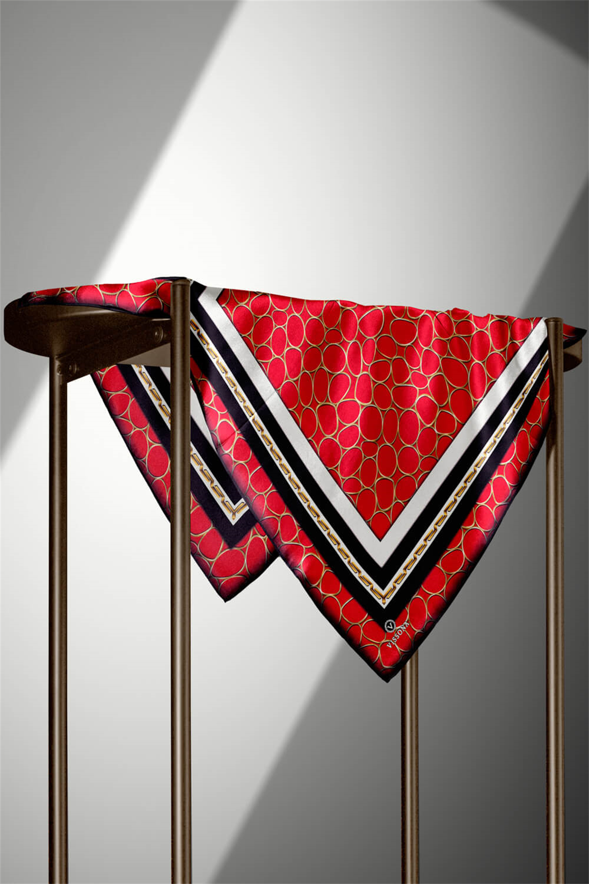 %100 Twill İpek Zincir Desenli Kırmızı - Siyah Renkli 90x90 Eşarp Kenar Dikiş Şekli El Dikişli